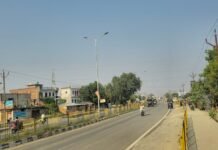 इटावा-बरेली हाईवे की लाइटें बंद, जालियों में मनमानी — करोड़ों की सड़क बनी परेशानियों का सबब 🚧