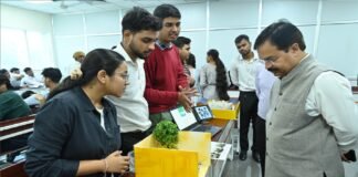 AKTU में कलाम उद्भव प्रोजेक्ट एक्स्पो में छात्रों ने विभिन्न समस्याओं के समाधान वाले मॉडल को किया प्रस्तुत