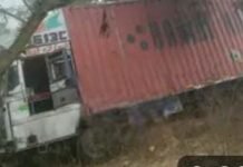 राजेपुर के डबरी मार्ग पर कोहरे में ट्रक खाई में गिरा, चालक सुरक्षित