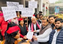 नितीश के खिलाफ सपा महिला सभा का मुख्यालय पर धरना प्रदर्शन, ज्ञापन