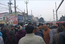 नेकपुर में जलभराव से आक्रोश, एस.आर. कोल्ड स्टोरेज के पास नागरिकों ने किया रोड जाम