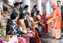 मुख्यमंत्री योगी आदित्यनाथ ने जनता दर्शन में सुनीं लोगों की समस्याएं