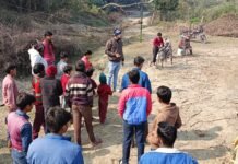 आवारा गोवंशों से त्रस्त किसानों का फूटा गुस्सा, करीब एक सैकड़ा गोवंश खेल मैदान में किए बंधक