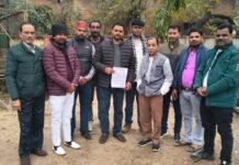 दरोगा व सिपाही पर कार्रवाई की मांग, व्यापार मंडल ने एसपी को सौंपा ज्ञापन