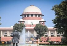 सुप्रीम कोर्ट ने सावरकर चित्र हटाने वाली याचिका को खारिज किया, याचिकाकर्ता को फटकार और जुर्माने की चेतावनी