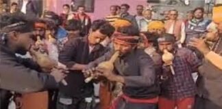 KGMU गेट पर सपेरा समुदाय का अनोखा विरोध प्रदर्शन, बीन बजाकर उड़ाई नींद, घुसपैठियों द्वारा नौकरियों पर अवैध कब्जे का लगाया आरोप