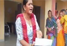 सड़क निर्माण शिकायत पर कार्रवाई के बदले रिश्वत मांगने का आरोप, महिला किसान नेता धरने पर बैठीं