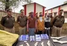 पुलिस ने अवैध शस्त्र फैक्ट्री का किया खिलासा अवैध रायफल देशी बन्दूक की बरामद तीन गिरफ्तार।