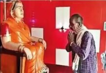 रिटायर्ड पंचायत सचिव ने दिवंगत पत्नी की याद में बनवाया 65 फीट ऊंचा मंदिर