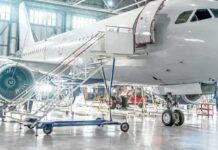 मुख्यमंत्री योगी आदित्यनाथ ने एयरक्राफ्ट मेंटीनेंस यूनिट का किया निरीक्षण, एविएशन सेक्टर में सहयोग पर चर्चा