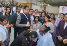 यूपी बोर्ड परीक्षा 2026 का शुभारंभ, मंत्री गुलाब देवी ने तिलक लगाकर बढ़ाया छात्रों का उत्साह