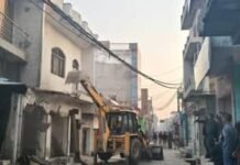 दुष्कर्म आरोपियों के अतिक्रमण पर चला बुलडोजर, कंपिल में सुबह से गरमाया माहौल