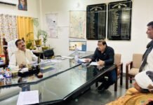 जिलाधिकारी आशुतोष कुमार द्विवेदी ने जनसुनवाई में सुनीं समस्याएं, समयबद्ध निस्तारण के दिए निर्देश