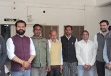 सड़क चौड़ीकरण पर बवाल: किसानों की जमीन पर जेसीबी चलाने का आरोप