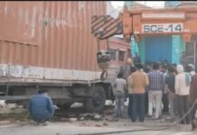 स्टीयरिंग फेल होने से ट्रक पलटा, चालक केबिन में फंसा; बाईपास पर लगा लंबा जाम