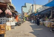 होली से पहले लिंगीगंज बाजार में बढ़ा अतिक्रमण, पल-पल लगता जाम