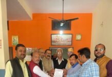 व्यापार मंडल ने प्रधानमंत्री को संबोधित ज्ञापन सांसद को सौंपा