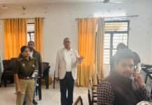 बोर्ड परीक्षा की तैयारियों का जायजा: डीएम-एसपी ने कंट्रोल रूम व केंद्रों का किया निरीक्षण