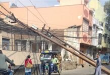 बाजार में बिजली के खंभे गिरने से मचा हड़कंप, बाल-बाल टला बड़ा हादसा