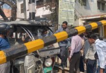 तेज रफ्तार ई-रिक्शा ने तोड़ा रेलवे फाटक, बड़ा हादसा टला