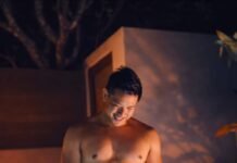 रात की रोशनी, पानी की लहरें और आत्मविश्वास की मुस्कान