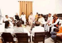 माफिया अनुपम दुबे के भाई और उसके बदमाश साथियों की पैरवी में आये पूर्व मंत्री रामनरेश