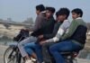 शाहजहांपुर गर्रा पुल पर नियमों की अनदेखी, बाइक पर पाँच युवक सवार
