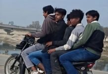 शाहजहांपुर गर्रा पुल पर नियमों की अनदेखी, बाइक पर पाँच युवक सवार