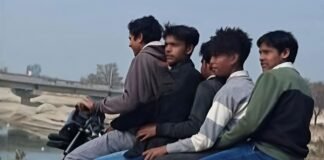 शाहजहांपुर गर्रा पुल पर नियमों की अनदेखी, बाइक पर पाँच युवक सवार