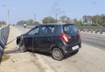 टायर फटने से बेकाबू हुई कार डिवाइडर से टकराई, चार घायल