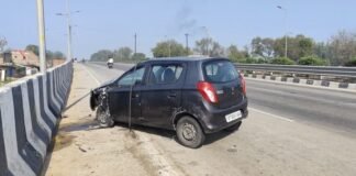 टायर फटने से बेकाबू हुई कार डिवाइडर से टकराई, चार घायल