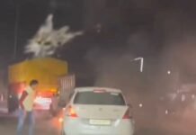 जलालाबाद की महाराणा प्रताप चौक (याकूबपुर) पर चलती हुई कार में अचानक लगी आग, धू धू कर निकली लपटे चार लोगों ने गेट खोल कर बचाई जान