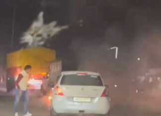 जलालाबाद की महाराणा प्रताप चौक (याकूबपुर) पर चलती हुई कार में अचानक लगी आग, धू धू कर निकली लपटे चार लोगों ने गेट खोल कर बचाई जान
