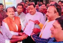 टीईटी अनिवार्यता के विरोध में शिक्षकों का धरना, प्रधानमंत्री को संबोधित ज्ञापन सौंपा