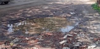 आवास विकास कॉलोनी में जर्जर सड़क और गंदगी से लोग परेशान, प्रशासन से कार्रवाई की मांग