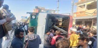 रोडवेज बस डिवाइडर से टकराई, 15 यात्री घायल