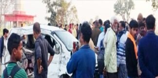 खुशियां मातम में बदलीं, कार–ट्रक की भीषण टक्कर में दो की मौत, नौ घायल