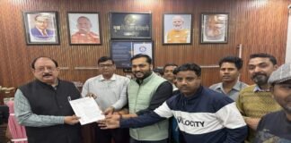 एनएचएम के कर्मचारियों ने प्रदर्शन कर सीएमओ से मांगा लंबित वेतन