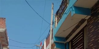 सड़क पर नया बिजली खंभा लगाने से भड़के मोहल्लेवासी, मुख्यमंत्री से शिकायत