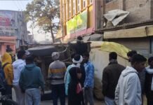 गन्ने से भरी अनियंत्रित ट्रैक्टर-ट्रॉली पलटी, चालक सहित दो घायल — सीएचसी से लोहिया अस्पताल रेफर