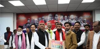 मेरठ के तीन मेधावियों को अखिलेश