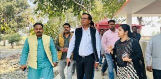 डीएम ने नगर पंचायत कांट का किया निरीक्षण, 31 मार्च तक विकास कार्य पूर्ण करने के निर्देश