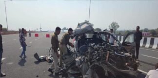 कोटा में दिल्ली-मुंबई एक्सप्रेसवे पर ट्रक से कार की टक्कर में चार लोगों की मौत