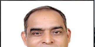 व्यंग्य: नेता मंच पर, कार्यकर्ता पंचनामे में और लोकतंत्र जिंदाबाद!