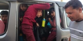 स्कूली बच्चों की जान को जोखिम में डालकर भूसे की तरह मासूम बच्चों को भरते हैं वाहन चालक
