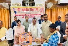 प्रभारी मंत्री जयवीर सिंह ने विकास कार्यों व कानून व्यवस्था ने ली समीक्षा बैठक