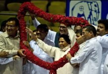 बसपा प्रमुख मायावती ने कांशीराम को अर्पित की श्रद्धांजलि