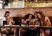 फास्ट फूड की बढ़ती दीवानगी, युवा सेहत से कर रही समझौता?