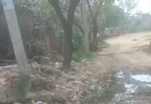 मुख्य मार्ग पर जलभराव और कीचड़ से ग्रामीण परेशान, प्रशासन से समाधान की मांग