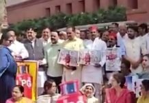 एलपीजी सिलेंडर की कमी को लेकर संसद परिसर में प्रदर्शन, सपा सांसदों ने उठाई आवाज